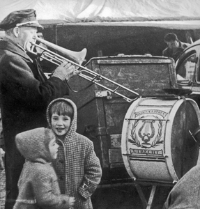 351734 Afbeelding van een man met een schuiftrompet van het orkest van de Gebr. van Olderen tijdens de markt op het ...